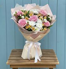 Букет цветов из:  Гвоздики, Орхидеи и Розы в Бураево