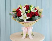 Букет цветов из:  Лилии и Розы в Бураево