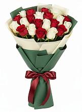 Букет Микс из красных и белых роз в Бураево