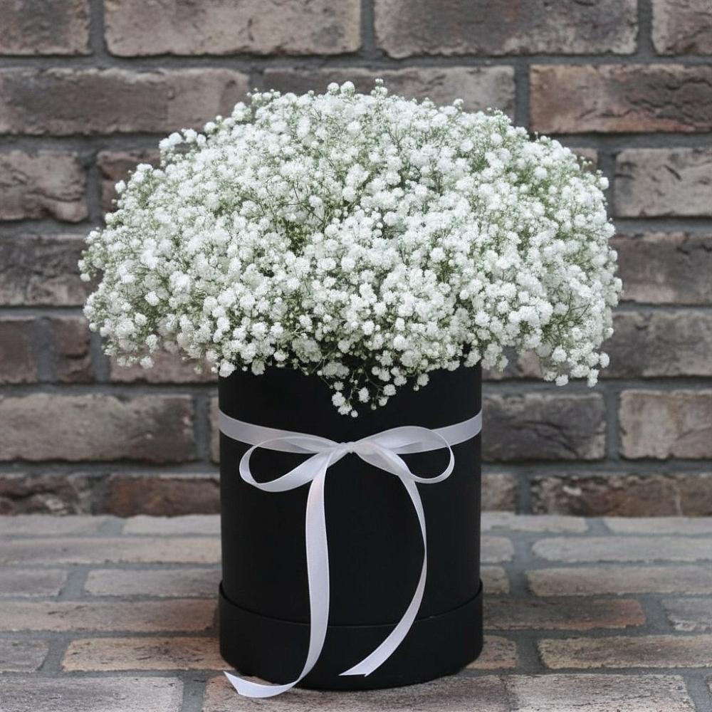 Цветочная композиция из Гипсофила в шляпной коробке в Бураево