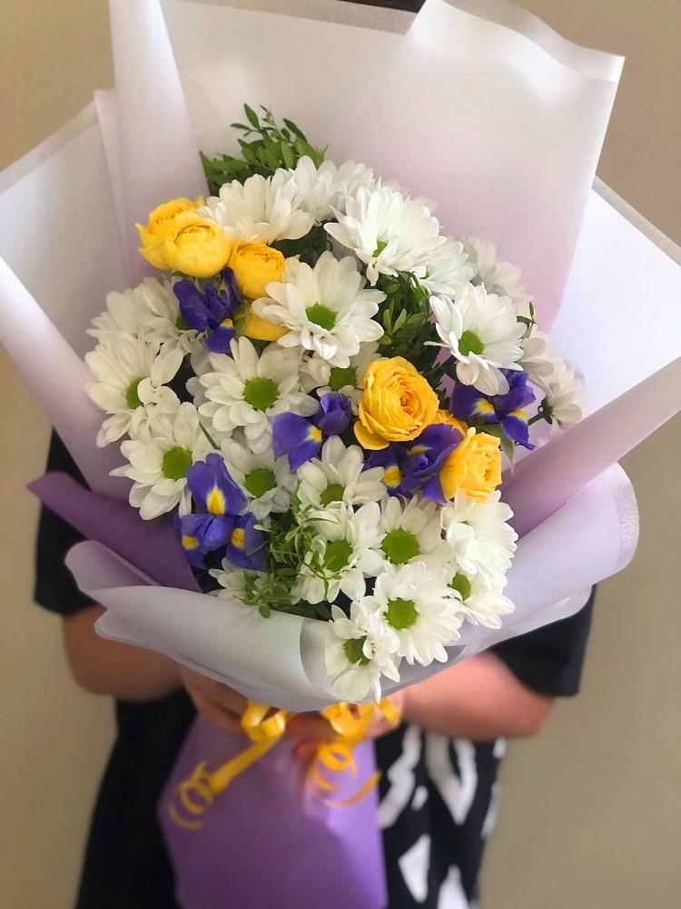 Букет цветов из: Ирисы, Хризантемы и Розы в Бураево