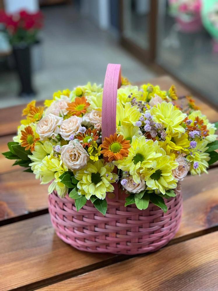 Цветочная композиция из Хризантемы и Розы в корзине в Бураево