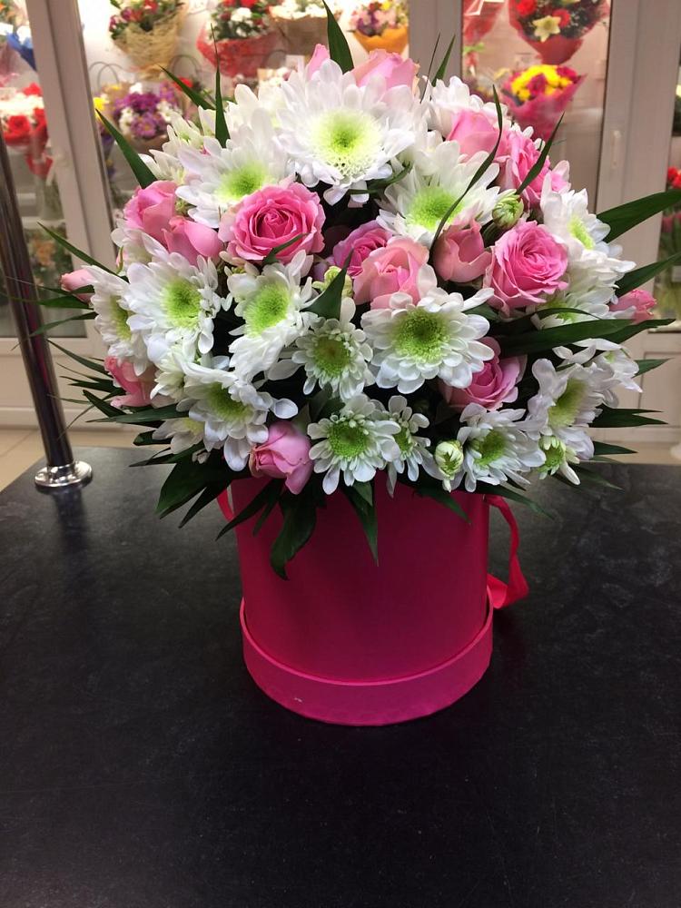 Цветочная композиция из Розы и Хризантемы в шляпной коробке в Бураево