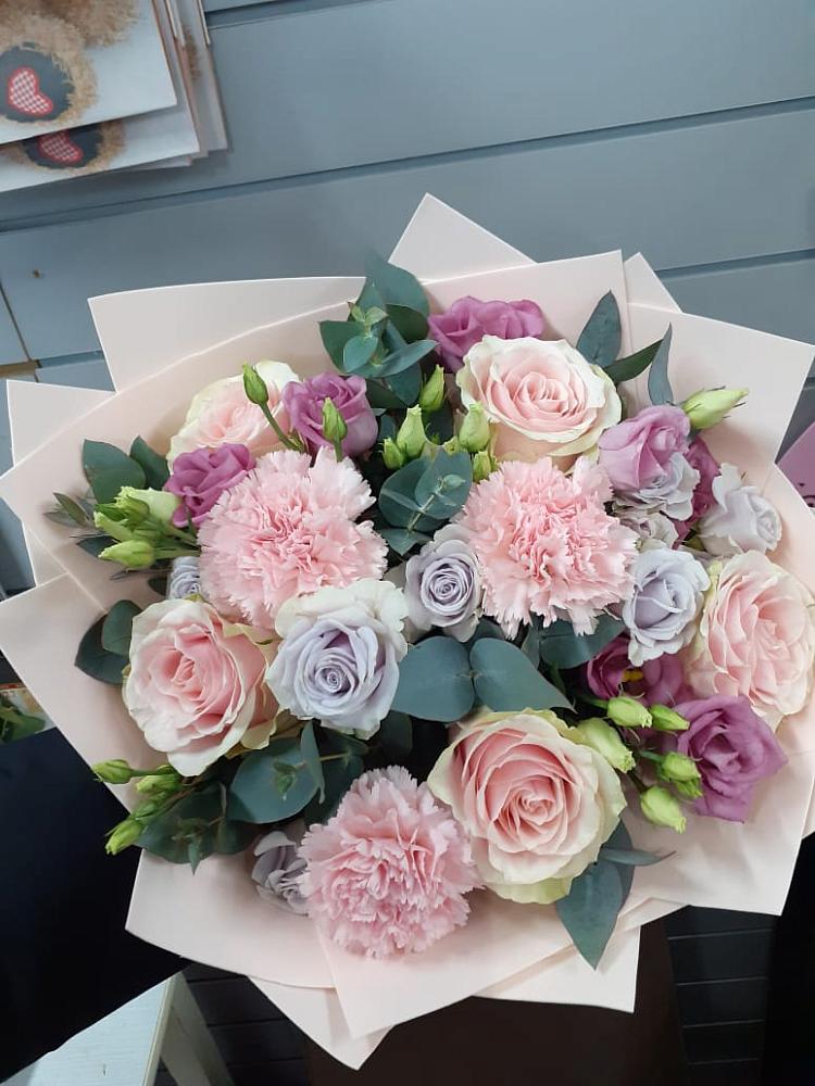 Букет цветов из: Розы, Гвоздики и Лизиантусы в Бураево