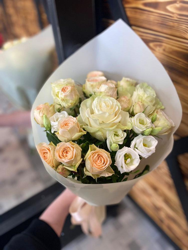 Букет цветов из: Розы и Лизиантусы в Бураево